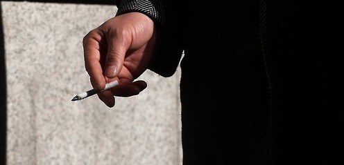 서울 도심 한 흡연장소에서 시민이 담배를 피우는 모습. <사진=연합>