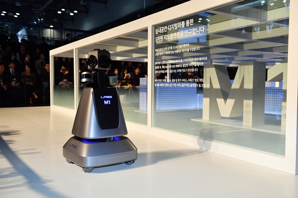 30일 일산 킨텍스에서 열린 ‘2017 서울모터쇼’ 프레스데이에서 3차원 실내 정밀지도 제작 로봇인 ‘M1’이 자율주행으로 해당 공간을 이동하며 3D 정밀지도를 만드는 과정을 시연하고 있다. <사진=네이버>
