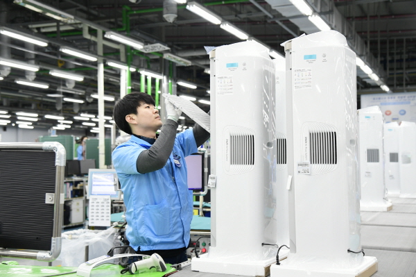 4일 삼성전자 직원들이 광주 오선동에 위치한 삼성전자 광주사업장에서 초미세 공기청정기 삼성 '블루스카이'를 생산하고 있다. <사진=삼성전자>