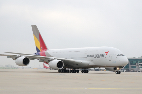 아시아나항공 A380기가 인천국제공항에 착륙하고 있다. <사진=아시아나항공>