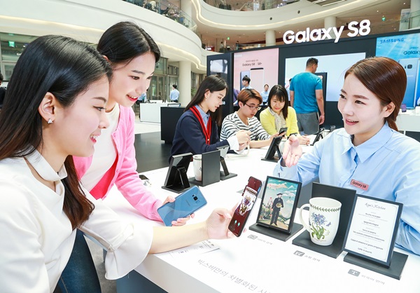 서울 영등포 타임스퀘어에 위치한 ‘갤럭시 S8’, ‘갤럭시 S8+’ 사전 체험존에서 소비자들이 지능형 인터페이스 ‘빅스비’를 체험하고 있다. <사진=삼성전자>