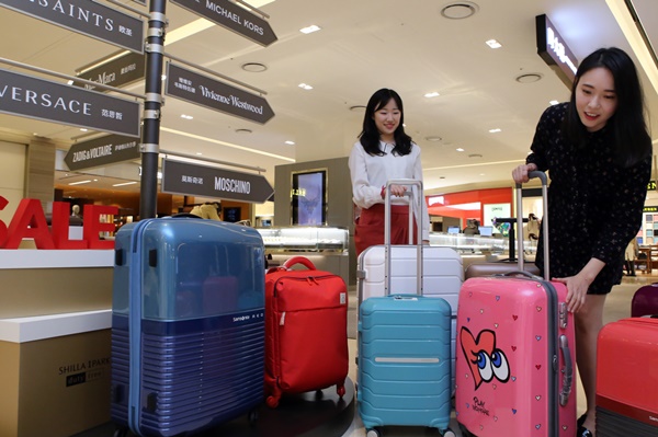 16일 서울 용산 아이파크몰에 있는 신라아이파크면세점에서 방문객들이 여행용 가방을 살펴보고 있다.<사진=연합>