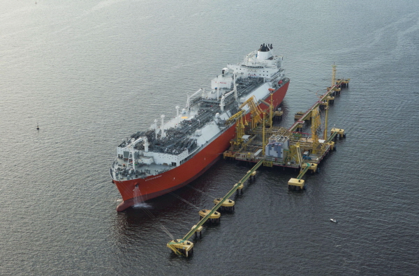 대우조선해양이 건조해 지난 2014년 미국 엑셀러레이트 에너지(Excelerate Energy)에 인도한 부유식 LNG 저장·재기화 설비(LNG-FSRU). <사진=대우조선해양>