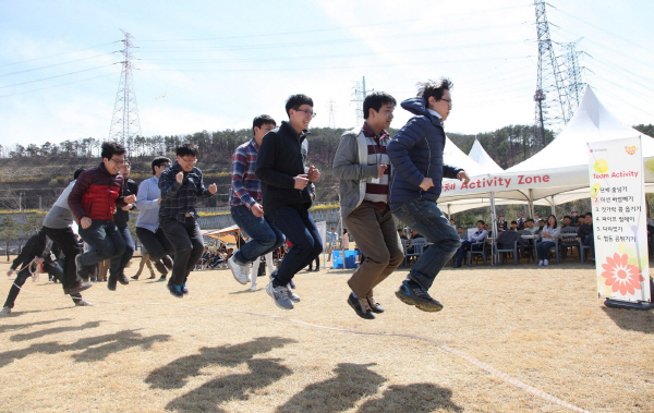 지난 2016년 개최된 ‘봄봄봄’ 행사에서 LG디스플레이 임직원들이 긴줄넘기를 하고 있다. <사진=LG디스플레이>