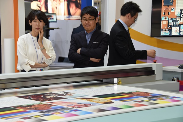 28일 일산 킨텍스(KINTEX)에서 열린 ‘2017 서울 디지털 프린팅 사인 엑스포’에서 관람객들이 한국후지제록스의 UV잉크젯 프린터로 출력한 대형 광고물을 살펴보고 있다. <사진=한국후지제록스>