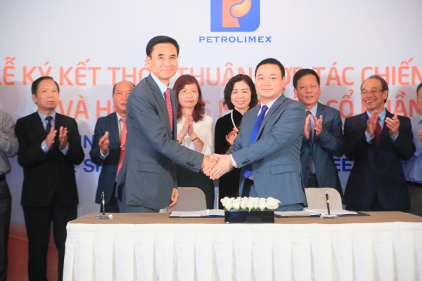 안민수 삼성화재 사장(왼쪽)과 다오 남 하이(Dao Nam Hai) PJICO CEO 가 조인식에서 악수를 하고 있다. <사진=삼성화재>