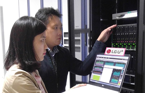LG유플러스 직원들이 SPGW가 탑재된 범용 하드웨어 장비를 점검하고 있다. <사진=LG유플러스>