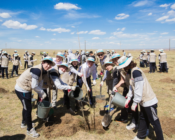 석태수 한진칼 대표(왼쪽 여섯번째)와 대한항공 직원들이 지난 15일 몽골 바가노르의 사막화 지역에서 나무심기 활동을 펼쳤다. <사진=대한항공>