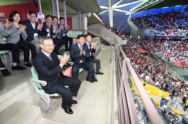20일 전북 전주월드컵경기장에서 열린 ‘FIFA U-20 월드컵 코리아 2017’ 개막전에 참석한 KT 황창규 회장(앞줄 왼쪽 첫번째)이 KT 임직원들과 함께 한국 선수들의 선전을 응원하고 있다. <사진=KT>