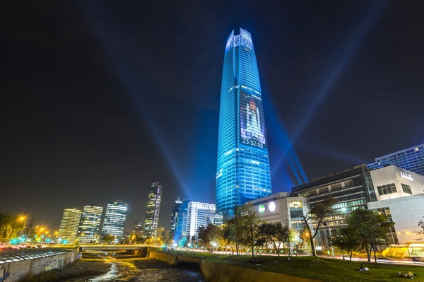 삼성전자가 칠레에서 현지시간 15~16일 양일 간 중남미 최고층 빌딩 ‘코스타네라 센터’(Costanera Center) 외벽에 ‘갤럭시 S8’·’갤럭시 S8+’ 정식 출시(17일)를 알리는 카운트다운 광고를 선보였다. 칠레의 수도 산티아고에 위치한 ‘코스타네라 센터’는 총 62층, 300m 높이로 중남미 최고층 빌딩이다. 이 이벤트는 페이스북을 통해 생중계됐으며, 현지 고객 7만여명이 시청했다. 삼성전자는 7월중순까지 ‘코스타네라 센터’ 1층에 신제품을 체험 할 수 있는 ‘갤럭시 스튜디오’ 를 운영할 계획이다. <사진=삼성전자>