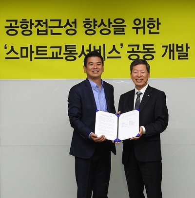 안규진 카카오 이사(왼쪽)와 김태한 한국공항공사 운영본부장이 '스마트 교통서비스 공동 개발을 위한 업무 협약'을 체결하고 기념 활영을 했다. <사진=카카오>