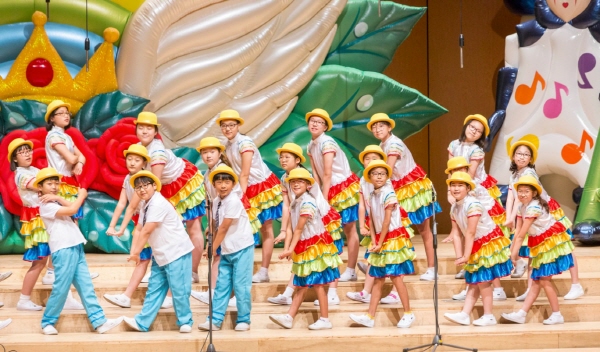 현대해상이 지난 26일 서울 여의도 KBS홀에서 개최한‘제8회 전국 어린이 교통안전 동요제’에 참여한 인천 하정초등학교 합창단이 노래하고 있다. <사진=현대해상>