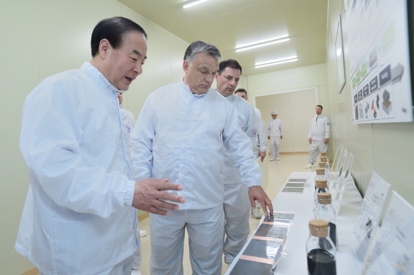 전영현 삼성SDI 사장(왼쪽)이 삼성SDI 전기자동차 배터리 공장에서 빅토르 오르반 헝가리 총리(가운데)에게 리튬이온 배터리 소재들을 설명하고 있다. <사진=삼성SDI>
