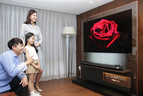 '반얀트리 클럽 앤 스파 서울' 클럽동 6층 로비에서 방문객들이 'LG 시그니처 올레드 TV W'를 살펴보고 있다. <사진=LG전자>
