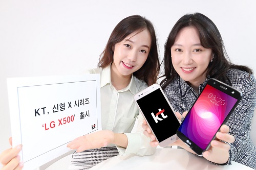 KT모델이 9일 출시되는 LG 보급형 X-시리즈 스마트폰 ‘X500’을 소개하는 모습. <사진=KT>