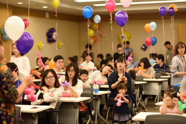 한화테크윈 임직원 가족들이 10일 경기도 성남에 위치한 판교 R&D센터에서 열린 ‘오픈데이’에 참가해 체험 프로그램을 즐기고 있다. <사진=한화테크윈>