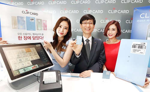 김형욱 KT 플랫폼사업기획실장(가운데)과 모델들이 13일 오전 서울 종로구 광화문 KT스퀘어에서 열린 기자간담회에서 ‘CLiP CARD(클립 카드)’를 소개하고 있다. <사진=KT>