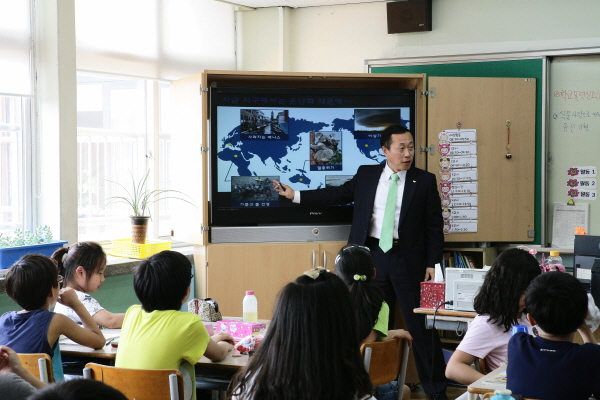 SK케미칼 직원이 경기도 성남의 한 초등학교에서 ’행복한 초록교실’을 진행하고 있다. <사진=SK케미칼>