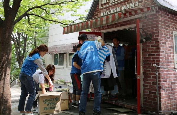 알리안츠생명 직원들은 6월 22일 나눔의 날을 맞아 구세군 서울후생원을 방문해 나눔 바자회 준비 등 다양한 봉사활동을 실시했다. <사진=알리안츠생명>