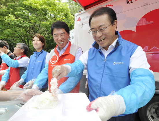 유구현 우리카드 사장(오른쪽 첫번째), 채종진 BC카드 사장(오른쪽 두번째)이 배식활동을 하고 있는 모습.<사진=BC카드>