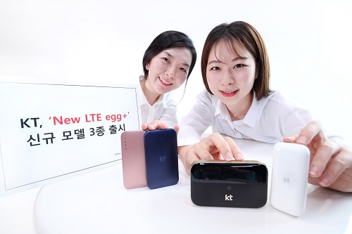 KT 모델들이 ‘LTE 에그 플러스(LTE egg+)’ 단말 3종을 소개하는 모습. <사진=KT>