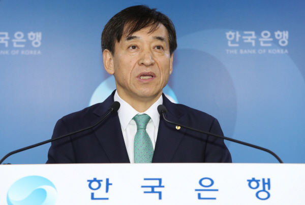 이주열 한국은행 총재가 기준금리 동결(1.25%)을 발표하고 있다.<사진=연합>