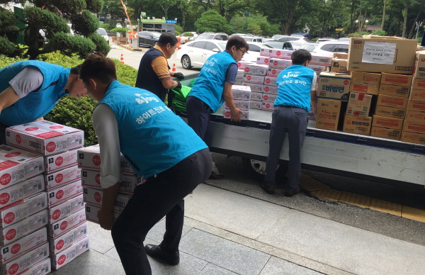 하이트진로 청주지점 직원들이 18일 폭우 피해를 입은 주민들을 위한 생필품을 청주시청에 전달했다. <사진=하이트진로>