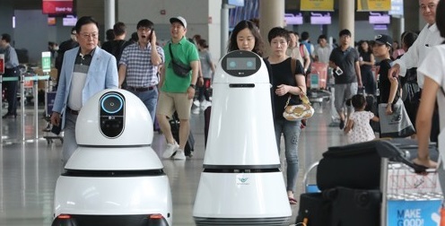 LG전자는 지난 21일 자체 개발한 상업용 로봇인 ‘안내로봇’과 ‘청소로봇’ 각각 5대를 인천국제공항에 배치해 시범서비스를 시작했다. <사진=연합>