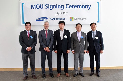 한국마이크로소프트와 삼성SDS 관계자들이 4일(현지시각) 미국 마이크로소프트 본사에서 클라우드 비즈니스 전략적 업무협약을 체결한 후 기념촬영을 하고 있다. <사진=한국마이크로소프트>