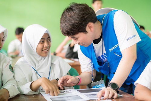 인도네시아 자카르타에 위치한 현지 고등학교에서 삼성전자 임직원이 청소년들을 대상으로 IT 교육을 실시하고 있다. <사진=삼성전자>