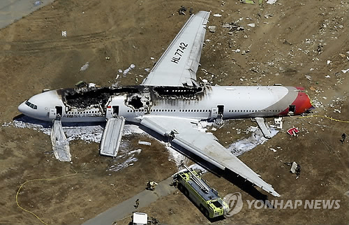 아시아나항공 OZ214편이 2013년 7월 6일 미국 샌프란시스코공항에 착륙하다가 활주로 앞 방파제에 충돌한 뒤 멈춰 있다. <사진=연합뉴스>