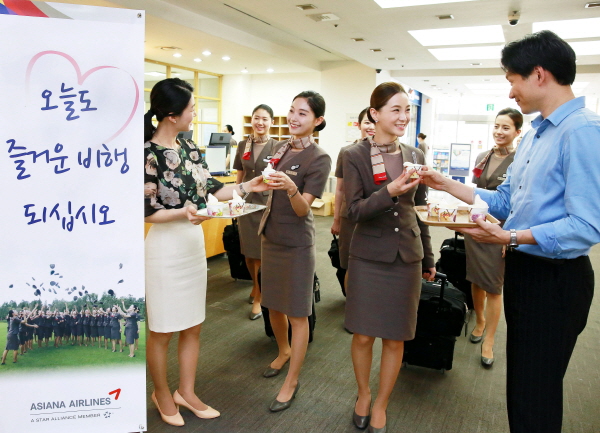 아시아나항공 직원들이 ‘썸머쿨서비스(Summer Cool Service)’로 제공된 음료를 마시고 있다. 