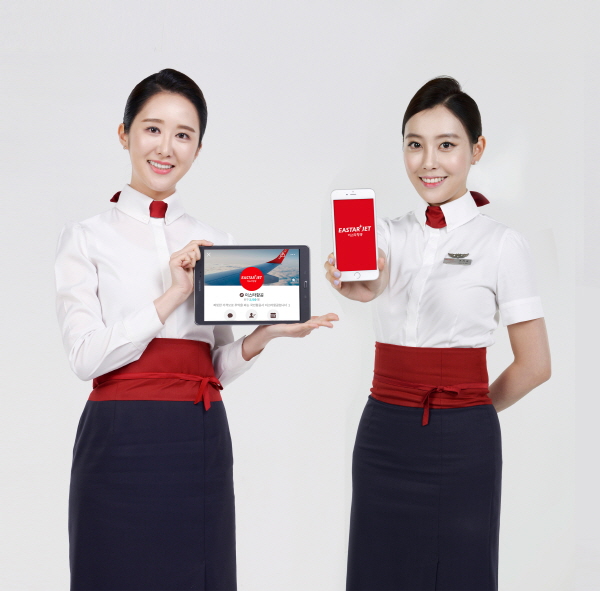 이스타항공 관계자들이 카카오톡 플러스친구 서비스와 스카이스캐너 항공권 검색 서비스를 소개하고 있다. 