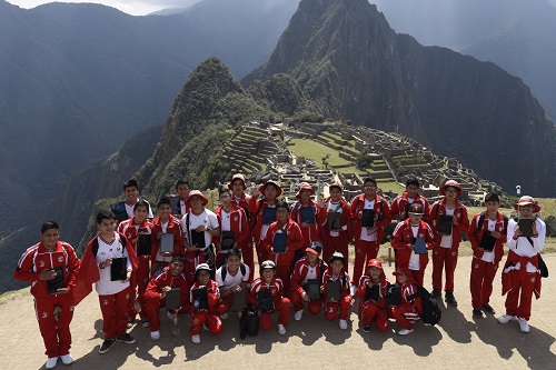 페루 안데스 산맥에 위치한 ‘쿠스코 국립 과학·미술학교’ 학생들이 잉카 문명의 수도이자 잃어버린 공중도시 '마추픽추'를 배경으로 삼성전자 태블릿을 활용해 기념 촬영을 하고 있다. <사진=삼성전자>