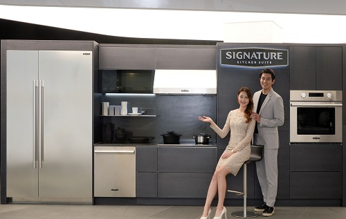 LG전자 모델들이 쇼룸 1층 브랜드 갤러리에서 세계적 건축가 '톰 메인'이 디자인한 '시그니처 키친 스위트 x 톰 메인 키친'을 소개하고 있다. <사진=LG전자>