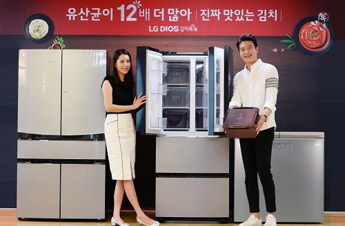 LG전자 모델이 2018년형 김치냉장고 'LG 디오스 김치톡톡' 을 소개하고 있다. <사진=LG전자>