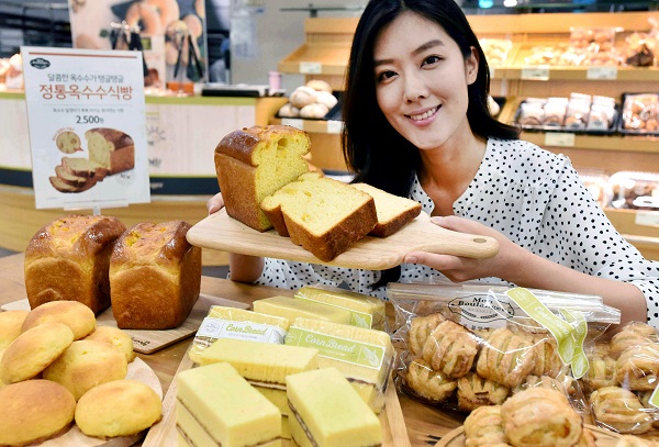 서울 등촌동 홈플러스 강서점에서 모델이 몽 블랑제 옥수수빵 신상품들을 선보이고 있다.<사진=홈플러스>