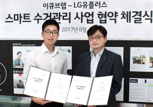 김영만 LG유플러스 NB-IoT담당(오른쪽)과 권순범 이큐브랩 대표가 사업협약을 체결하고 기념촬영을 하고 있다. <사진=LG유플러스>