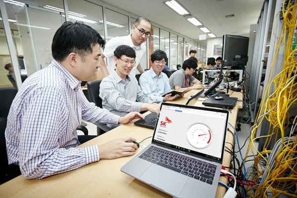 SKT·SK브로드밴드·노키아 직원들이 서울 동작구에 위치한 유선망 테스트베드에서 가상화 장비를 시연하고 있다.<사진=SKT>