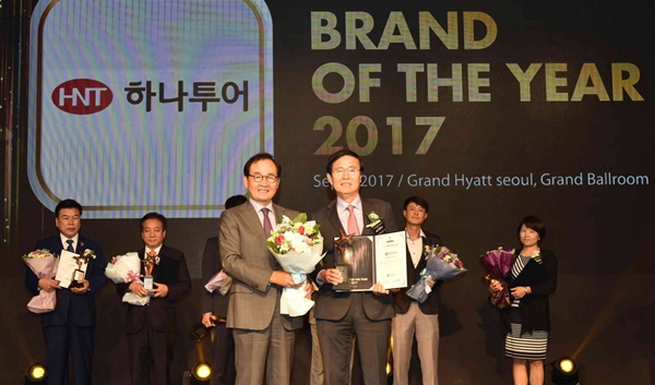 하나투어가 7일 한국소비자포럼이 주최한 ‘2017 올해의 브랜드 대상’에서 여행사 부문 1위 브랜드로 선정됐다. 이장연 하나투어 전무(오른쪽)가 수상 후 기념촬영을 하고 있다. <사진=하나투어>