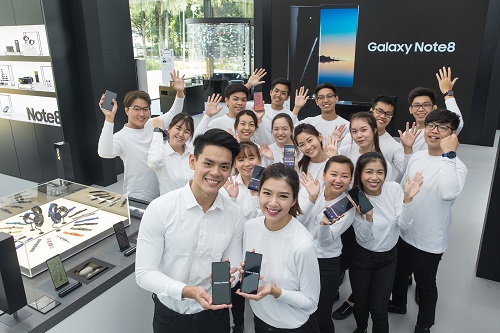 삼성전자는 9일(현지시간) 싱가포르 비보시티(VIVO CITY)에 갤럭시 스튜디오를 열고 소비자들이 갤럭시노트8을 체험할 수 있게 했다. <삼성전자>