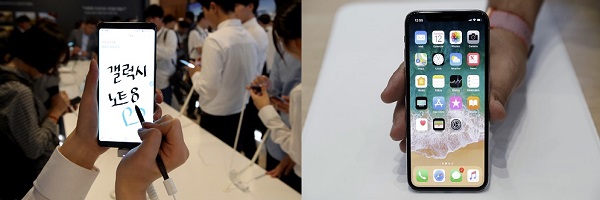 삼성전자의 ‘갤럭시 노트8(왼쪽)’과 애플의 ‘아이폰X’ <사진=연합>