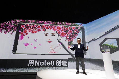 고동진 삼성전자 무선사업부 사장이 13일 중국 베이징 798 예술구에서 열린 제품 발표회에서 '갤럭시 노트8'을 소개하고 있다. <사진=삼성전자>