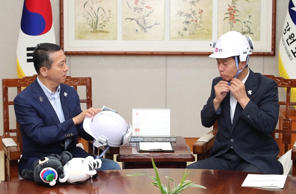 권영수 LG유플러스 부회장(왼쪽)이 최문순 강원도지사에게 IoT 헬멧을 기증하고 있다.<사진=LG유플러스>