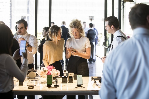 지난 19일(현지시간) 호주 시드니 현대미술관 미술관에서 '갤럭시 노트8' 출시 행사에 참석한 사람들이 제품을 체험하고 있다. <사진=삼성전자>