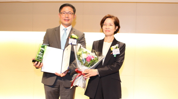 안재용 SK케미칼 백신사업부문장(왼쪽)이 21일 서울 중구 페럼타워에서 ‘2017 대한민국 신약대상’을 수상한 뒤 기념촬영을 하고 있다. 