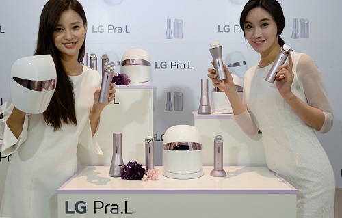 ▲LG전자 모델이 홈뷰티기기 ‘LG 프라엘’ 을 소개하고 있다. <사진=LG전자>