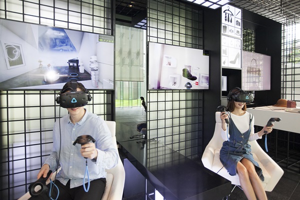 SK텔레콤 모델이 '티움' 1층 현재관에선 실감형 미디어를 통한 VR(가상현실) 쇼핑을 체험하고 있다.<사진=SK텔레콤>