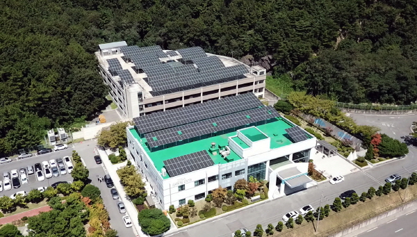 경남 창원시 두산중공업 본사에 설치된 에너지저장장치(Energy Storage System·ESS)연계 태양광발전소. <사진=두산중공업>