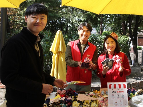 ‘동자희망나눔 플리마켓’에 참여한 KT그룹 직원들이 두리모가 제작한 수공예품을 판매하고 있다. <사진=KT그룹>
